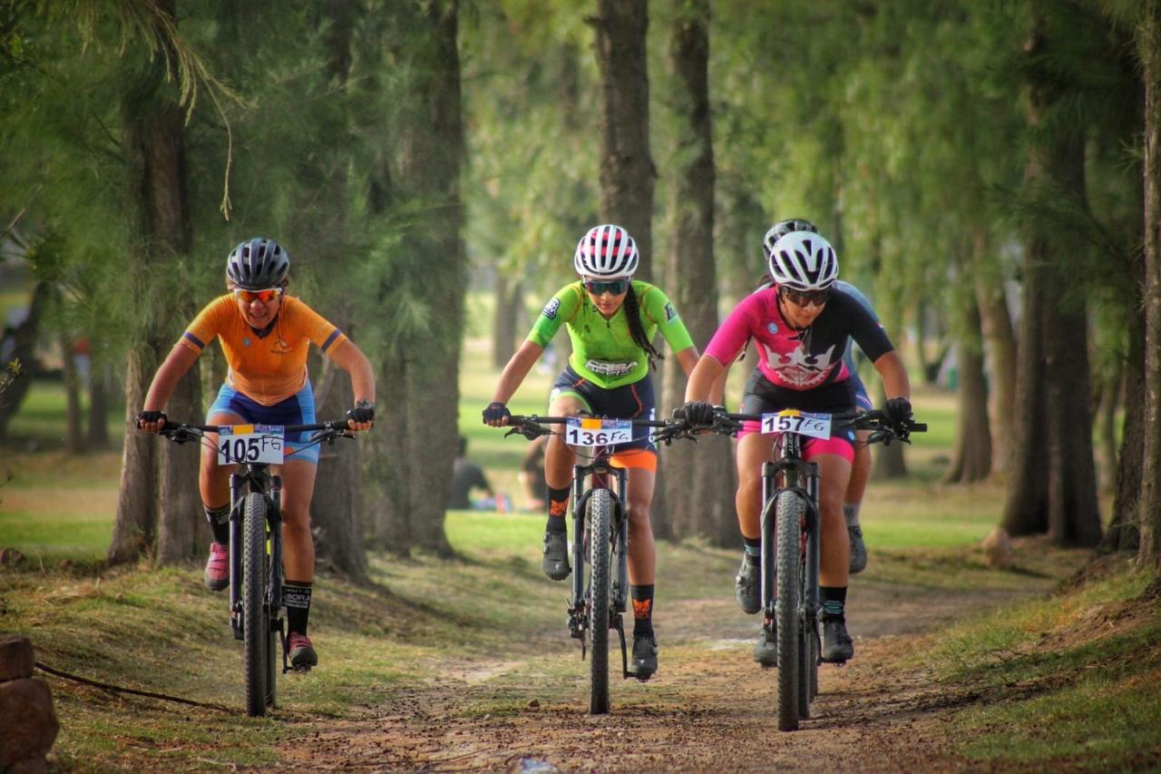 ATLETAS DISFRUTAN DEL TANGAMANGA EN CAMPEONATO DE BICICROSS