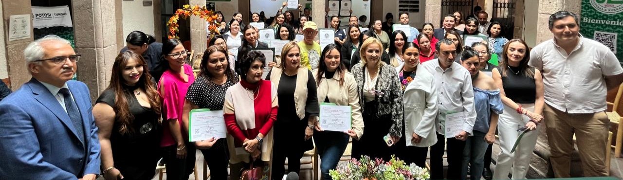 GOBIERNO ENTREGA ACREDITACIONES A GUÍAS Y OPERADORES TURÍSTICOS
