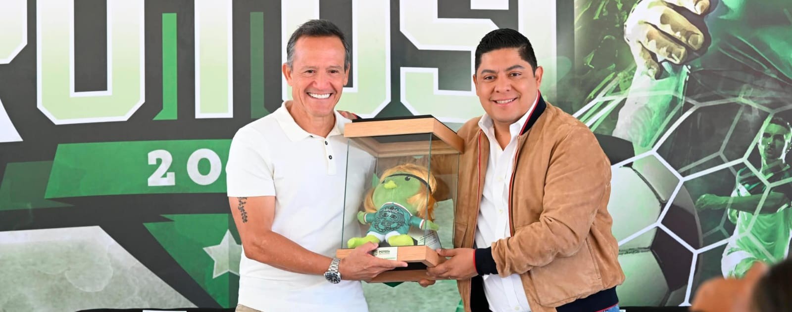 RECONOCE “EL MATADOR” LUIS HERNÁNDEZ A RICARDO GALLARDO POR APOYO AL DEPORTE